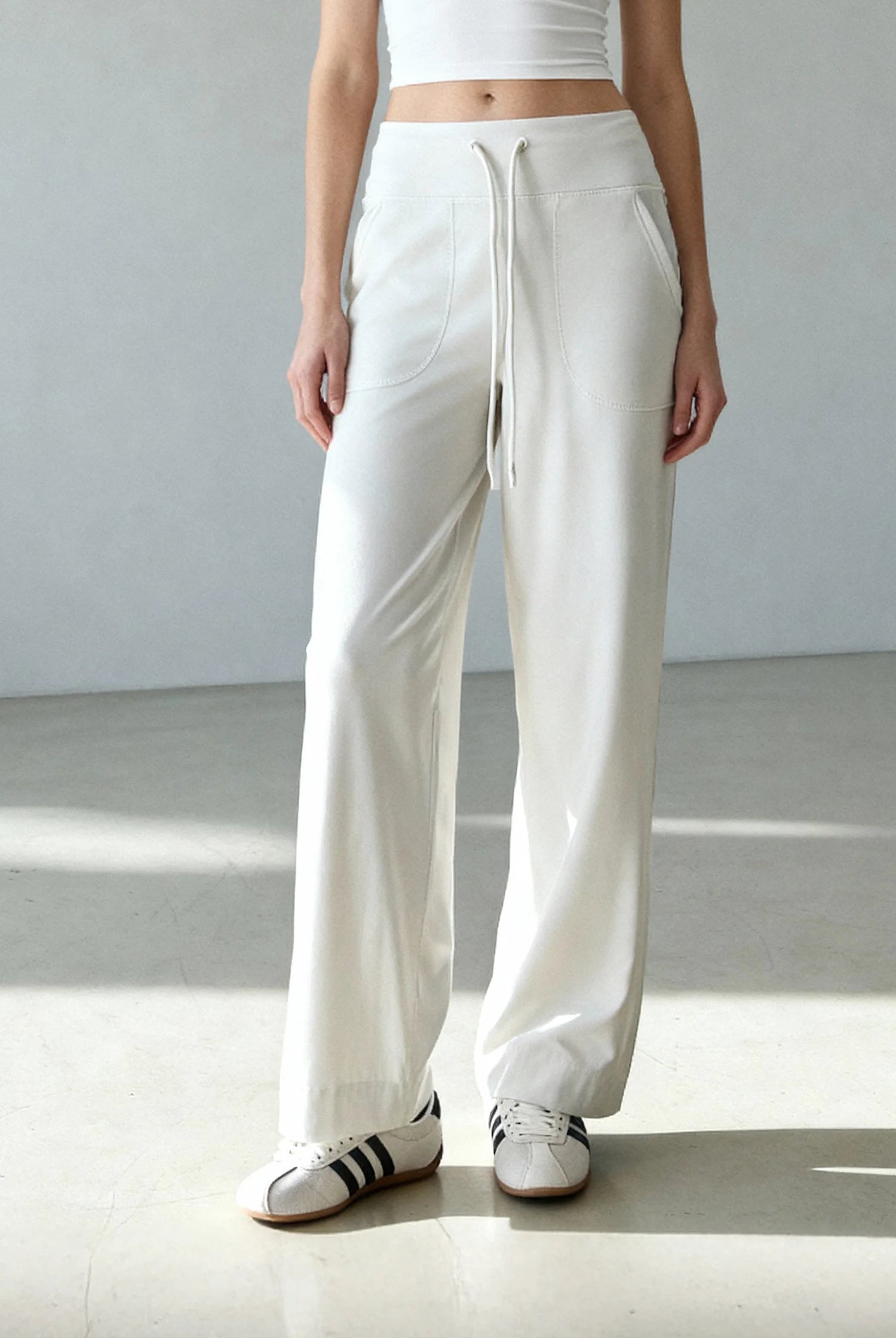 Model is 172cm tall, wears a S