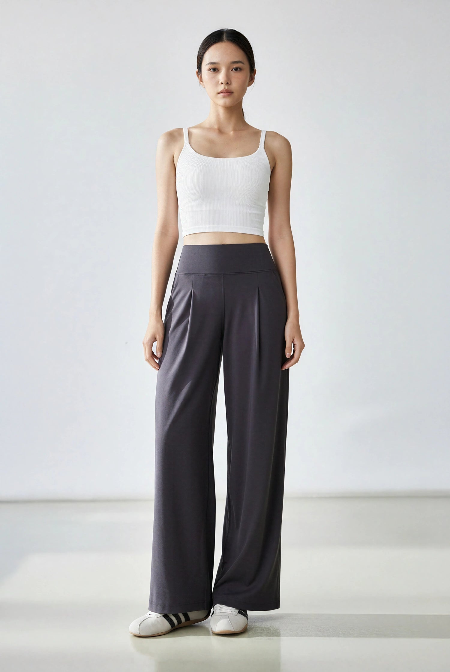 Model is 167cm tall, wears a S