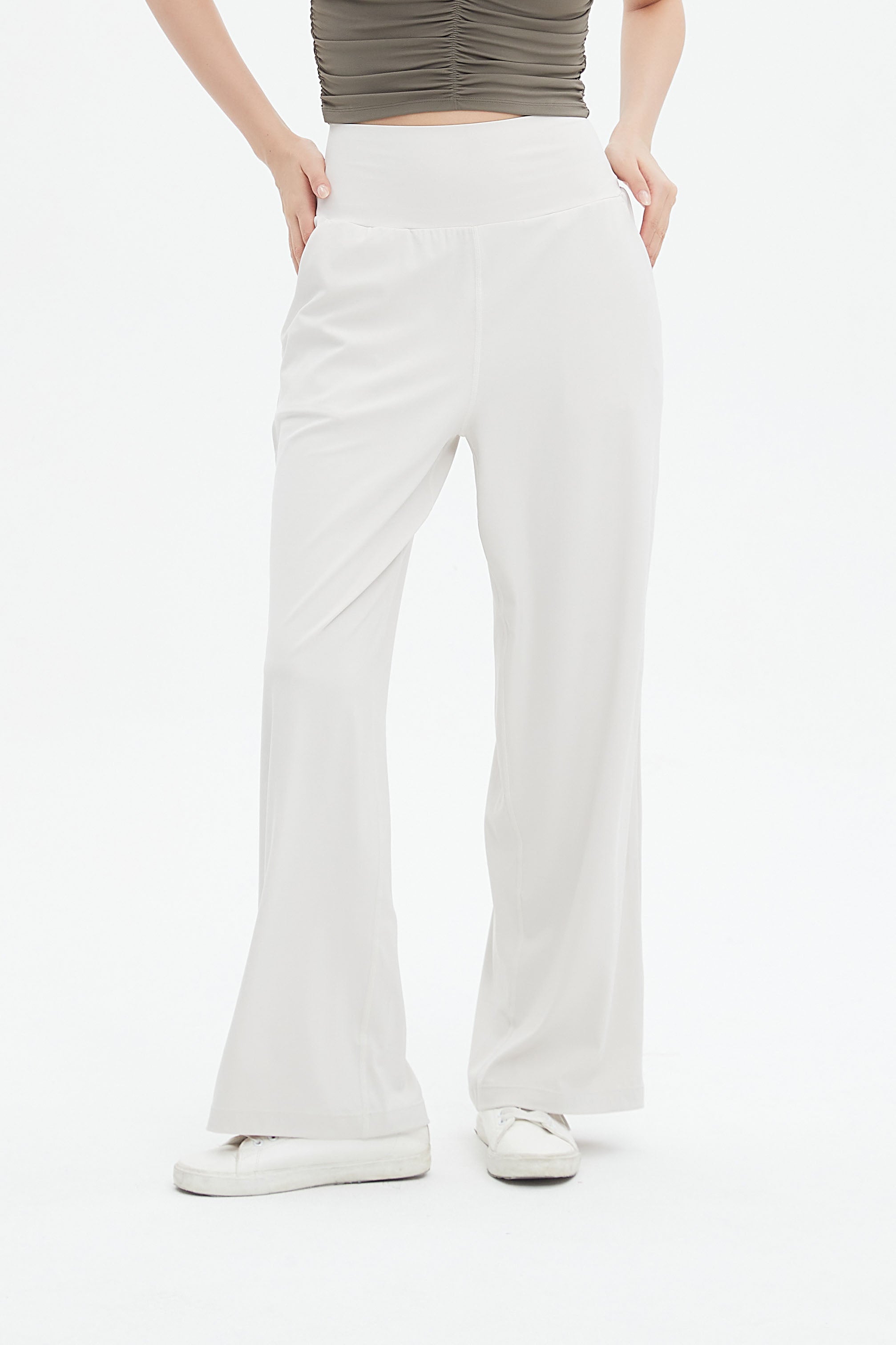 Model is 170cm tall, wears a M in [for 165cm and up version]