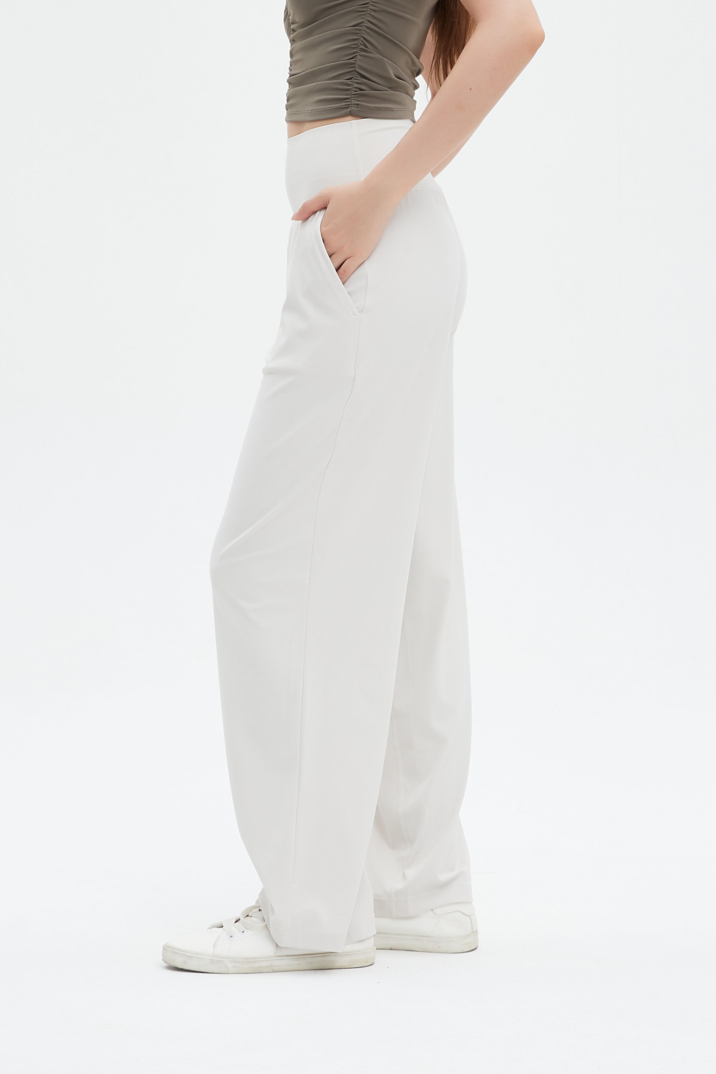 Model is 170cm tall, wears a M in [for 165cm and up version]