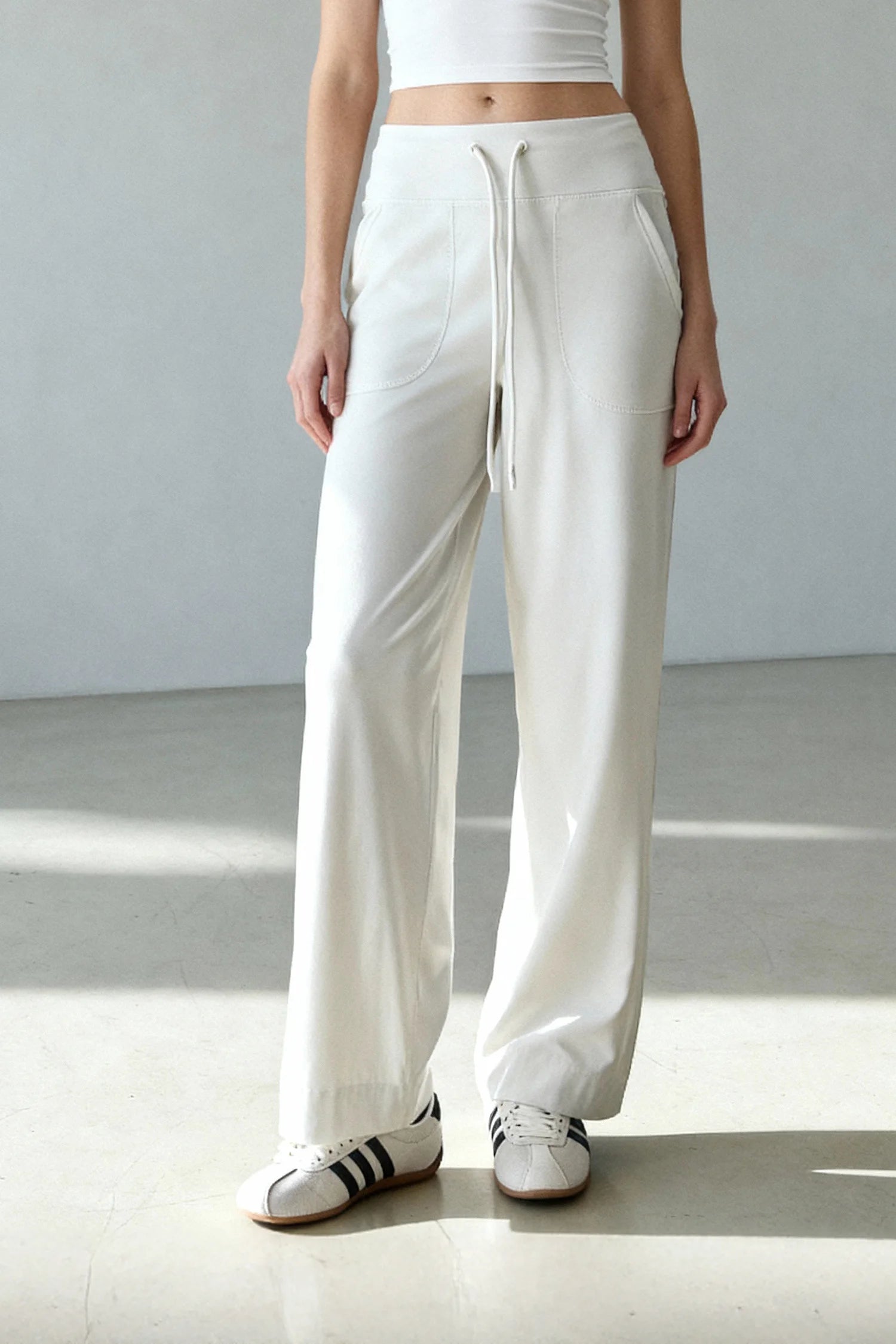 Model is 172cm tall, wears a M