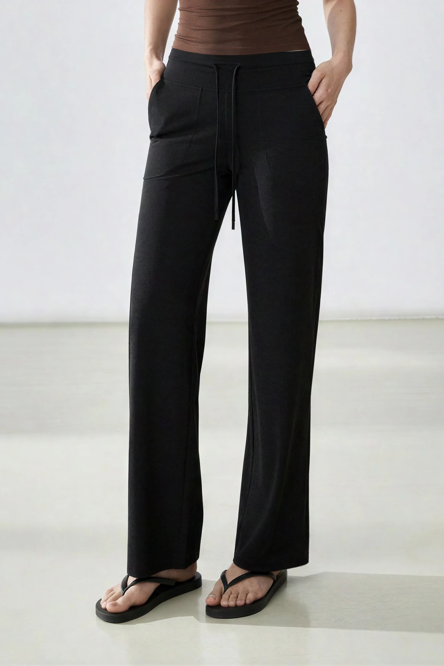 Model is 168cm tall, wears a S