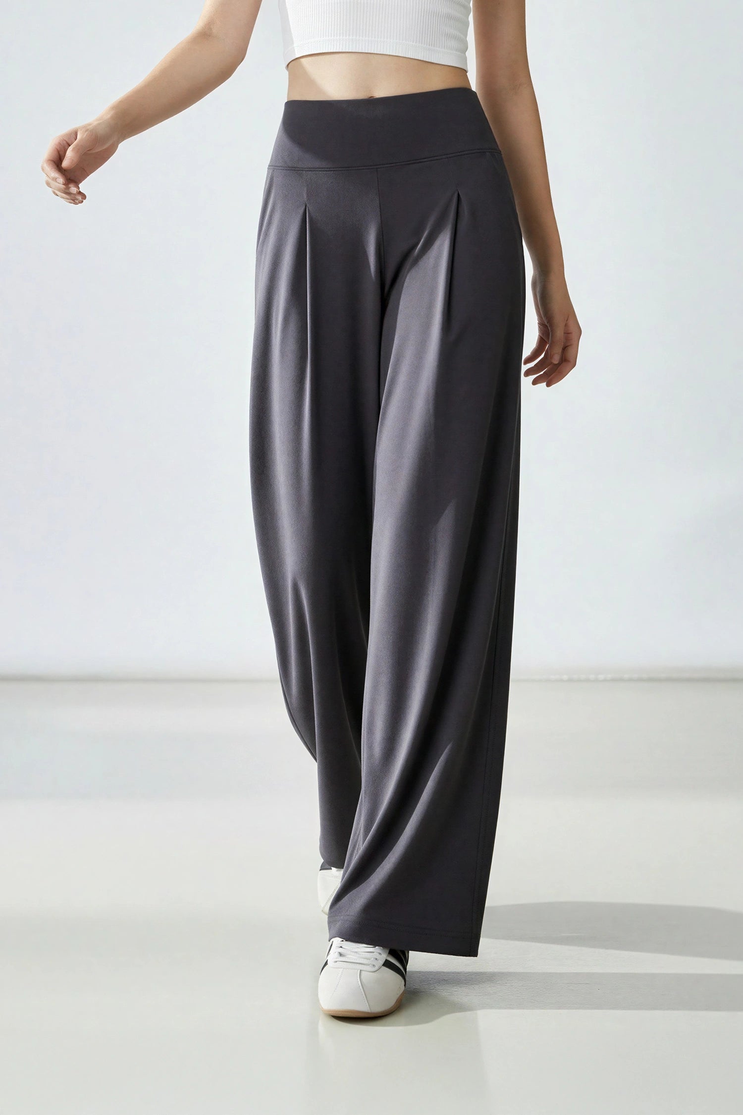 Model is 168cm tall, wears a S